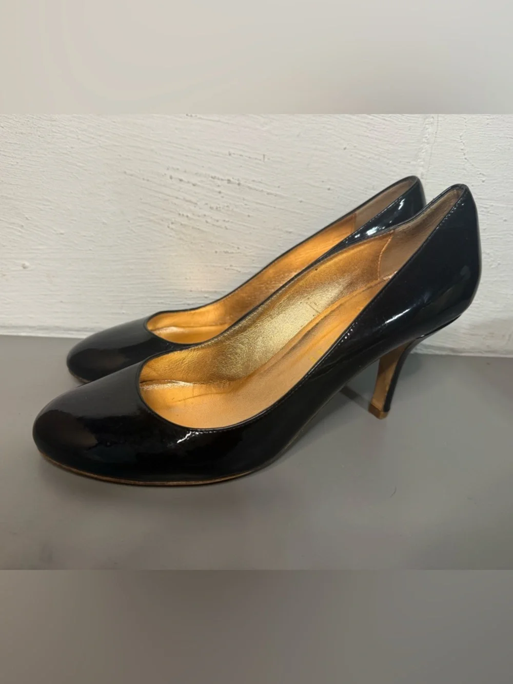 Women's Black Patent Leather Mid-Heel Pumps - Picture 4 of 8